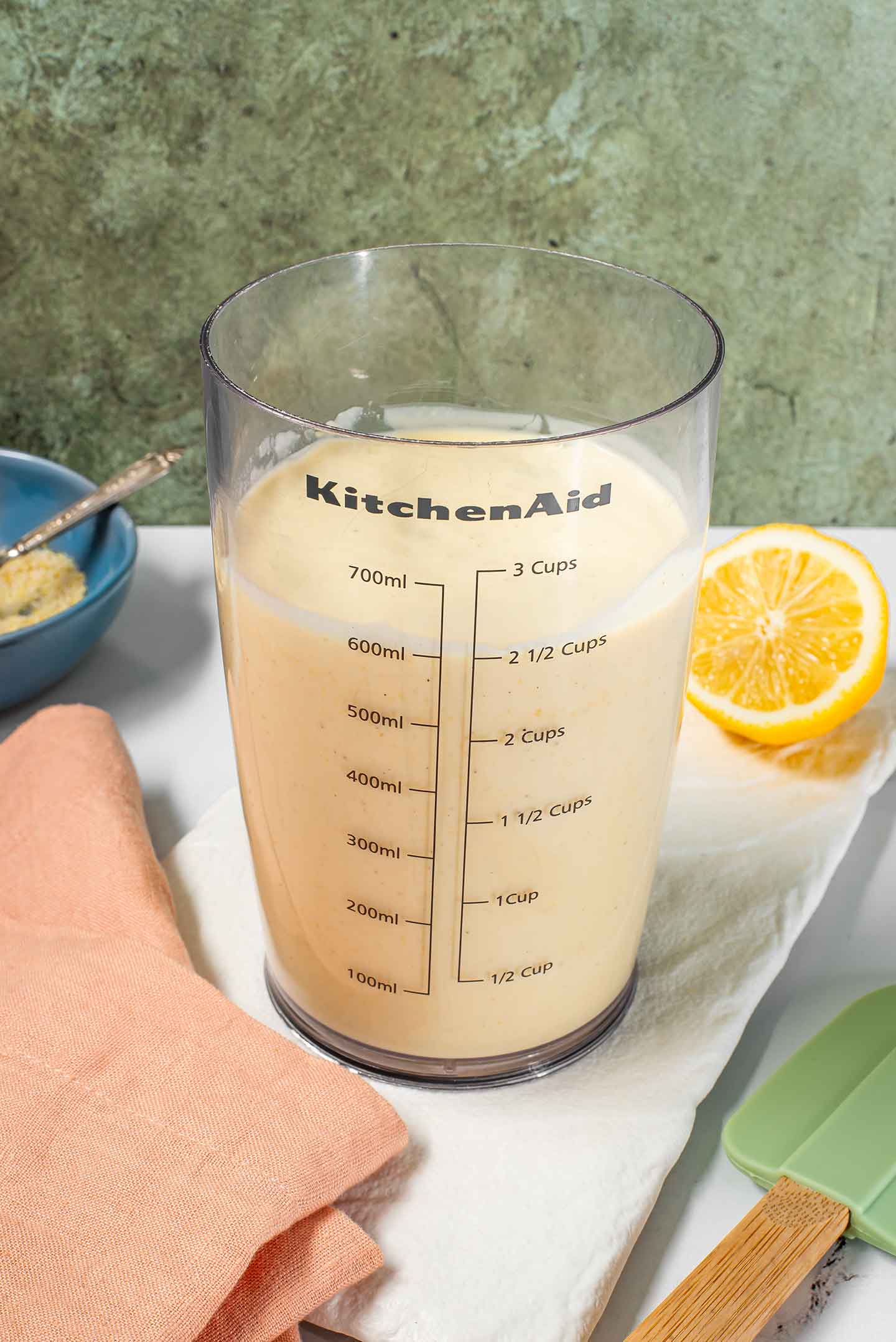 Blended dairy-free alfredo sauce fills a blending jar with measurements indicating that the sauce is 600ml or 2 ½ cups.